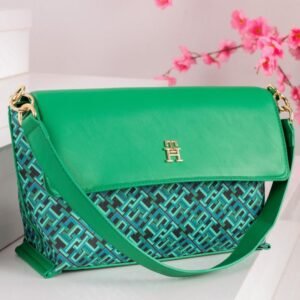 شنطة كتف أنيقة بنقشة مميزة وحلية ذهبية